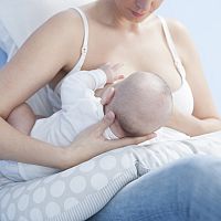 Kojicí polštář na kojení? Maminky si zkušenosti s touto pomůckou pochvalují